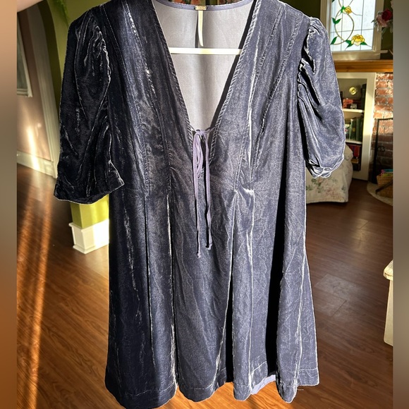 BOGO SALE FREE PEOPLE ADELLE VELVET TUNIC/MINI DRESS
SIZE S - Picture 2 of 4